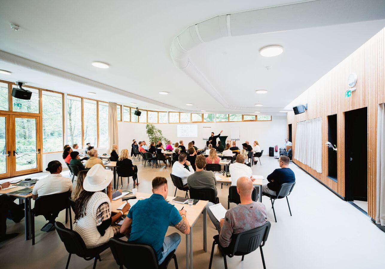 club49-daniel-priestley Daniel Priestly geeft een cursus in een zaal met veel personen