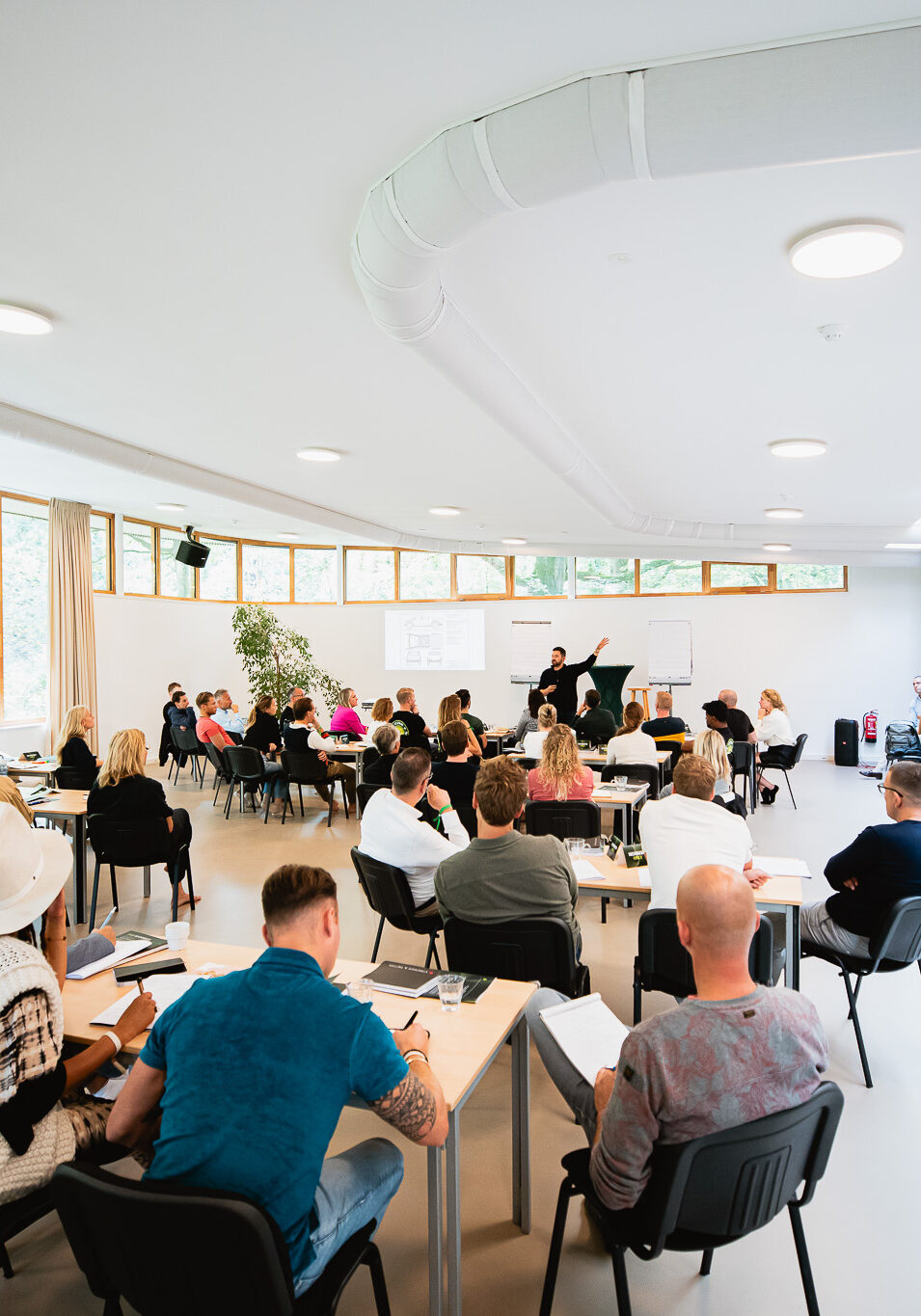 Daniel Priestly geeft een cursus in een zaal met veel personen