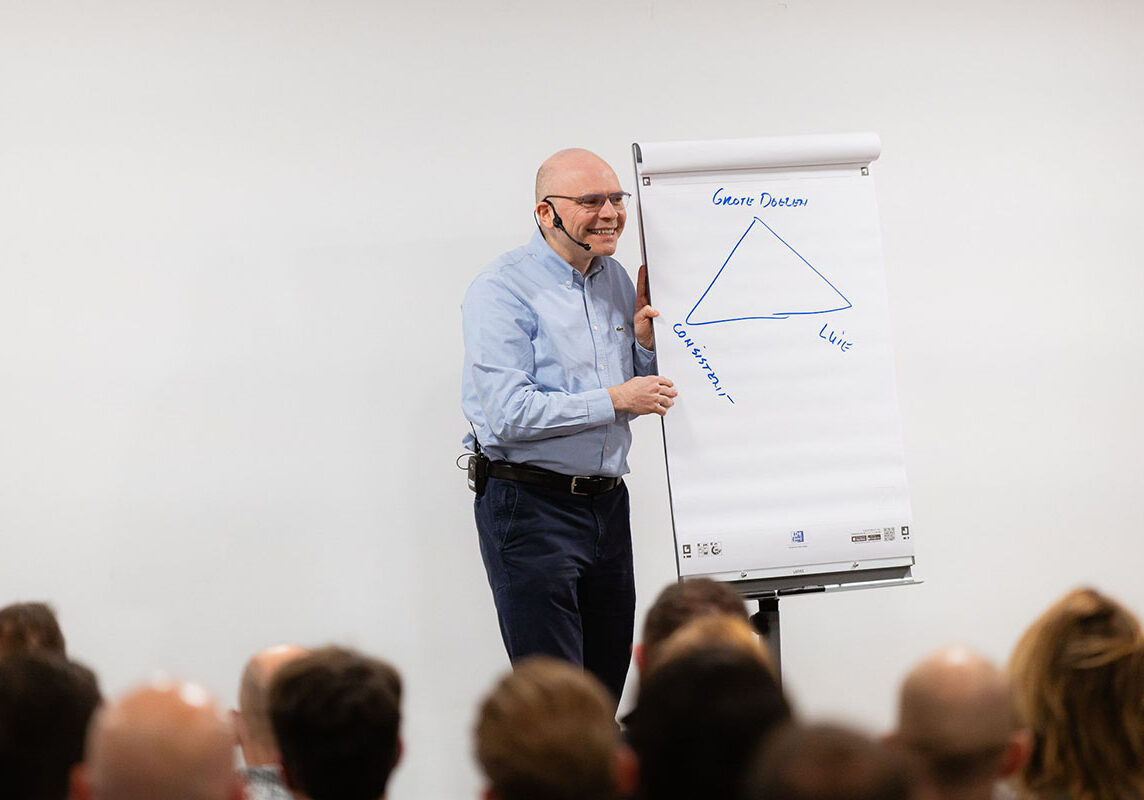 Een coach geeft een sessie over communicatietechnieken aan ondernemers