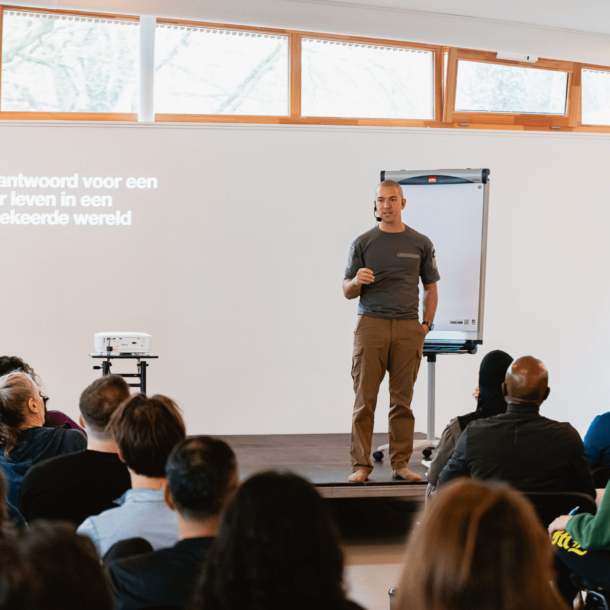 Tibor Olgers geeft een presentatie in een zaal