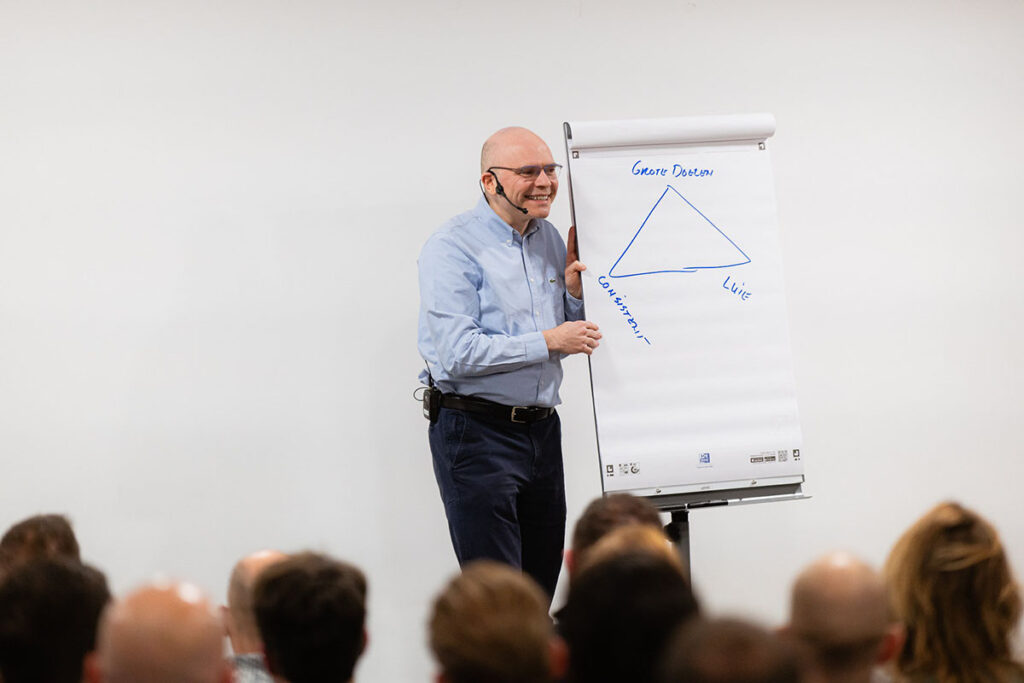 Een coach geeft een sessie over communicatietechnieken aan ondernemers