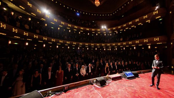Tibor op het podium van tuschinski