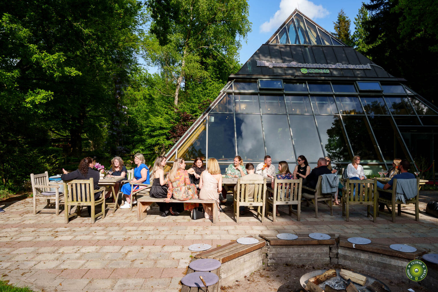 Het clubhuis van CLUB49 op landgoed CODE49 in Lage Vuursche, met leden op het terras