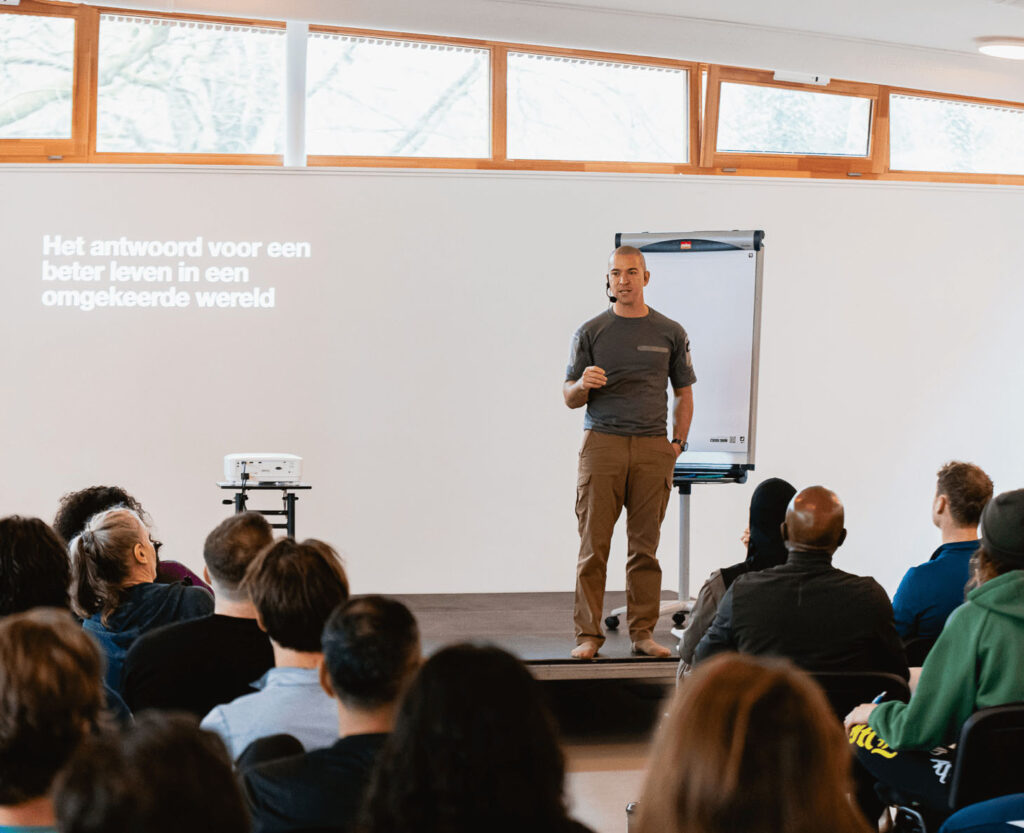Tibor Olgers geeft een presentatie in een zaal
